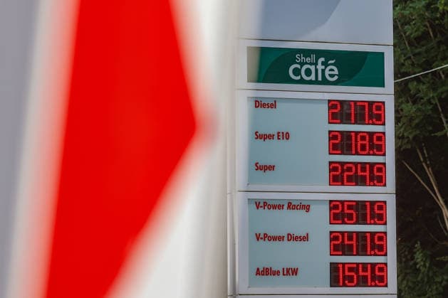 Die Strasse (Straße) von Hormus ist wieder geschlossen. Wie hoch gehen die Spritpreise wegen des Krieges im Iran. Deutlicher Preissprung nach oben. SHELL Tankstelle in Siegen am Mittag um kurz nach 12:00 Uhr. Der aktuelle Preis fuer (für) Diesel, Super E10 und Super liegt deutlich ueber (über) 2 Euro. Tankstelle, Spritpreise am 12.07.2026 in Siegen Deutschland. *** The Strait of Hormuz is closed again. How high will gas prices rise because of the war in Iran? A significant price spike. SHELL gas station in Siegen at noon, shortly after 12:00 p.m. The current price for diesel, Super E10, and Super is well over 2 euros. Gas station, gas prices on July 12, 2026, in Siegen, Germany