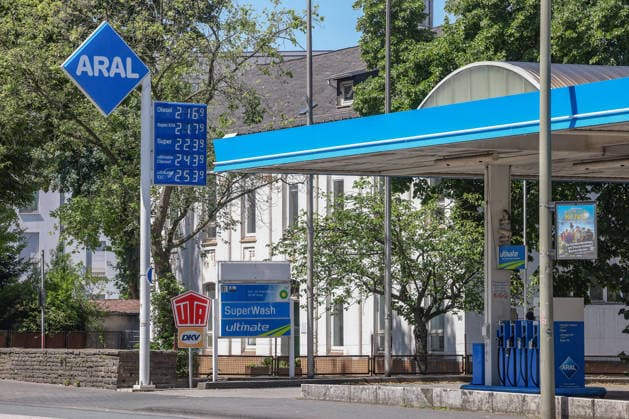 Die Strasse (Straße) von Hormus ist wieder geschlossen. Wie hoch gehen die Spritpreise wegen des Krieges im Iran. Deutlicher Preissprung nach oben. ARAL Tankstelle in Siegen am Mittag um kurz nach 12:00 Uhr. Der aktuelle Preis fuer (für) Diesel, Super E10 und Super liegt deutlich ueber (über) 2 Euro. Tankstelle, Spritpreise am 12.07.2026 in Siegen Deutschland. *** The Strait of Hormuz is closed again. How high will gas prices rise because of the war in Iran? A significant price spike. ARAL gas station in Siegen at noon, shortly after 12:00 p.m. The current price for diesel, Super E10, and Super is well over 2 euros. Gas station, gas prices on July 12, 2026, in Siegen, Germany