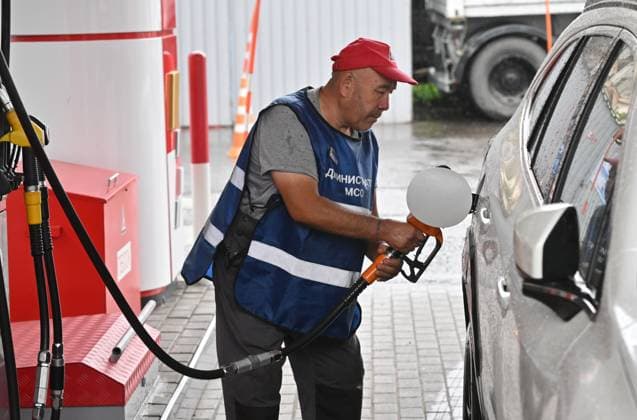 Russia Gasoline Shortages 9204480 12.07.2026 An employee fuels a car at a petrol station in Moscow, Russia. Ilya Pitalev Sputnik Moscow Russia  Copyright: xIlyaxPitalevx