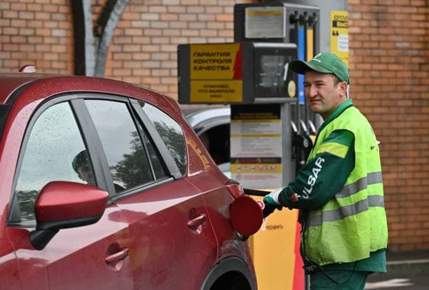Russia Gasoline Shortages 9204492 12.07.2026 An employee fuels a car at a petrol station in Moscow, Russia. Ilya Pitalev Sputnik Moscow Russia  Copyright: xIlyaxPitalevx