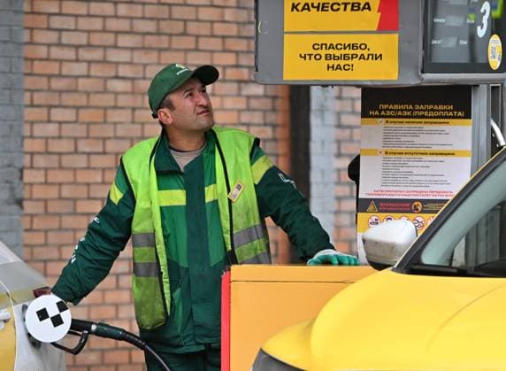 Russia Gasoline Shortages 9204505 12.07.2026 An employee fuels a car at a petrol station in Moscow, Russia. Ilya Pitalev Sputnik Moscow Russia  Copyright: xIlyaxPitalevx