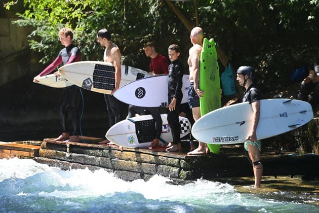 Wetterbild vom 12.07.2026 Surfer am Eisbach in Muenchen Hochbetrieb bei bestem Sommerwetter an der beruehmten Eisbachwelle im Englischen Garten in Muenchen. *** Weather photo from July 12, 2026: Surfers on the Eisbach in Munich. The famous Eisbach wave in Munich’s English Garden is bustling with activity amid perfect summer weather.
