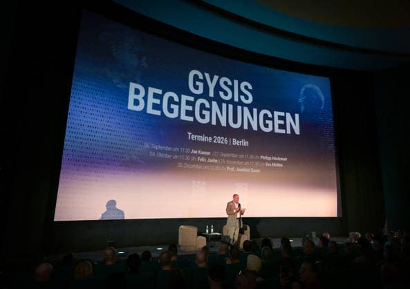 12.07.2026, xlakx, Entertainment, Gregor Gysi trifft Philipp Burger bei Gysis Begegnungen v.l. Gregor Gysi im Gespräch mit Philipp Burger, Frontmann der Band Frei.Wild, bei der Veranstaltungsreihe Gysis Begegnungen im Colosseum Berlin. Berlin *** July 12, 2026, xlakx, Entertainment, Gregor Gysi Meets Philipp Burger at Gysi s Encounters (from left): Gregor Gysi in conversation with Philipp Burger, frontman of the band Frei Wild, at the Gysi s Encounters event series at the Colosseum Berlin, Berlin Daniel Lakomski