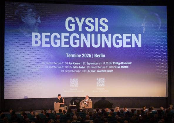 12.07.2026, xlakx, Entertainment, Gregor Gysi trifft Philipp Burger bei Gysis Begegnungen v.l. Gregor Gysi im Gespräch mit Philipp Burger, Frontmann der Band Frei.Wild, bei der Veranstaltungsreihe Gysis Begegnungen im Colosseum Berlin. Berlin *** July 12, 2026, xlakx, Entertainment, Gregor Gysi Meets Philipp Burger at Gysi s Encounters (from left): Gregor Gysi in conversation with Philipp Burger, frontman of the band Frei Wild, at the Gysi s Encounters event series at the Colosseum Berlin, Berlin Daniel Lakomski