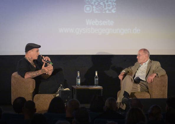12.07.2026, xlakx, Entertainment, Gregor Gysi trifft Philipp Burger bei Gysis Begegnungen v.l. Gregor Gysi im Gespräch mit Philipp Burger, Frontmann der Band Frei.Wild, bei der Veranstaltungsreihe Gysis Begegnungen im Colosseum Berlin. Berlin *** July 12, 2026, xlakx, Entertainment, Gregor Gysi Meets Philipp Burger at Gysi s Encounters (from left): Gregor Gysi in conversation with Philipp Burger, frontman of the band Frei Wild, at the Gysi s Encounters event series at the Colosseum Berlin, Berlin Daniel Lakomski
