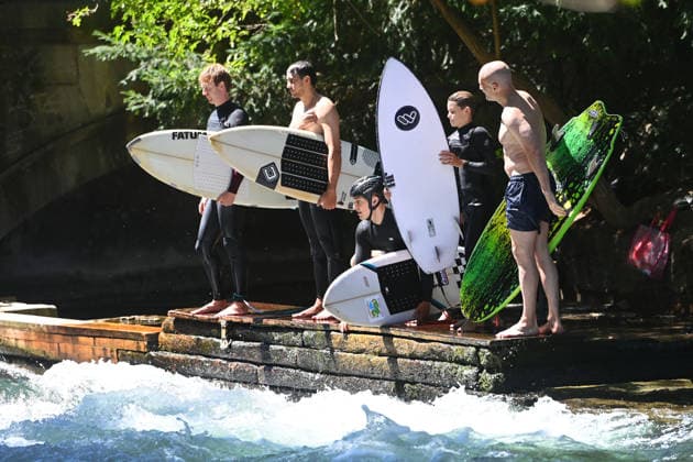 Wetterbild vom 12.07.2026 Surfer am Eisbach in Muenchen Hochbetrieb bei bestem Sommerwetter an der beruehmten Eisbachwelle im Englischen Garten in Muenchen. *** Weather photo from July 12, 2026: Surfers on the Eisbach in Munich. The famous Eisbach wave in Munich’s English Garden is bustling with activity amid perfect summer weather.