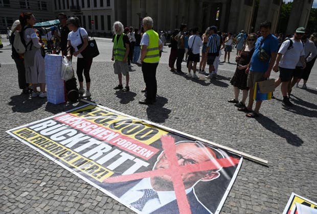 A rally in support of a petition for the resignation of Friedrich Merz in Berlin BERLIN, GERMANY - JULY 12: People holding German flags and posters take part in a rally supporting a petition calling for the resignation of German Chancellor Friedrich Merz in Berlin, Germany, on July 12, 2026. Volodymyr Sindieiev Anadolu Berlin Germany. Editorial use only. Please get in touch for any other usage.  Copyright: x2026xAnadoluxVolodymyrxSindieievx