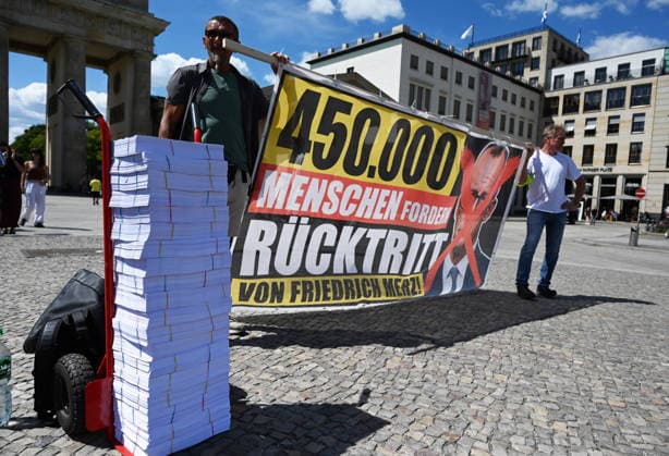 A rally in support of a petition for the resignation of Friedrich Merz in Berlin BERLIN, GERMANY - JULY 12: People holding German flags and posters take part in a rally supporting a petition calling for the resignation of German Chancellor Friedrich Merz in front of the Brandenburg Gate in Berlin, Germany, on July 12, 2026. Volodymyr Sindieiev Anadolu Berlin Germany. Editorial use only. Please get in touch for any other usage.  Copyright: x2026xAnadoluxVolodymyrxSindieievx