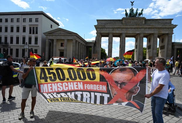 A rally in support of a petition for the resignation of Friedrich Merz in Berlin BERLIN, GERMANY - JULY 12: People holding German flags and posters take part in a rally supporting a petition calling for the resignation of German Chancellor Friedrich Merz in front of the Brandenburg Gate in Berlin, Germany, on July 12, 2026. Volodymyr Sindieiev Anadolu Berlin Germany. Editorial use only. Please get in touch for any other usage.  Copyright: x2026xAnadoluxVolodymyrxSindieievx