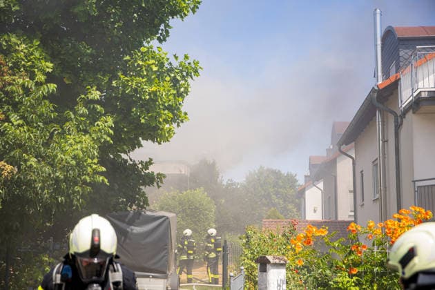 Brand in Mehrfamilienhaus Am 12.07.2026 brannte gegen 13:30 Uhr eine Wohnung in einem Mehrfamilienhaus in der Gutenbergstraße im Flörsheimer Stadtteil Wicker. Sämtliche Bewohner konnten sich rechtzeitig ins Freie retten, verletzt wurde niemand. Das Feuer war gegen 14:35 Uhr weitestgehend gelöscht, es entstand eine starke Rauchentwicklung. Die betroffene Wohnung ist vorerst nicht bewohnbar, die Brandursache blieb zunächst unklar. Der Sachschaden wird von der Polizei im sechsstelligen Bereich geschätzt. Flörsheim am Main Wicker Hessen Deutschland *** Fire in an Apartment Building On July 12, 2026, at around 1:30 p.m., a fire broke out in an apartment in an apartment building on Gutenbergstraße in the Wicker neighborhood of Flörsheim. A