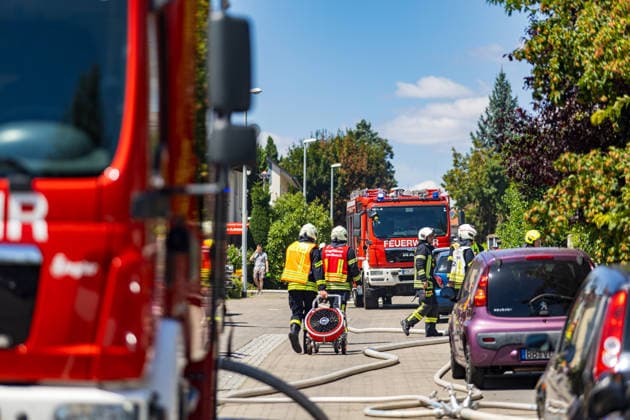 Brand in Mehrfamilienhaus Am 12.07.2026 brannte gegen 13:30 Uhr eine Wohnung in einem Mehrfamilienhaus in der Gutenbergstraße im Flörsheimer Stadtteil Wicker. Sämtliche Bewohner konnten sich rechtzeitig ins Freie retten, verletzt wurde niemand. Das Feuer war gegen 14:35 Uhr weitestgehend gelöscht, es entstand eine starke Rauchentwicklung. Die betroffene Wohnung ist vorerst nicht bewohnbar, die Brandursache blieb zunächst unklar. Der Sachschaden wird von der Polizei im sechsstelligen Bereich geschätzt. Flörsheim am Main Wicker Hessen Deutschland *** Fire in an Apartment Building On July 12, 2026, at around 1:30 p.m., a fire broke out in an apartment in an apartment building on Gutenbergstraße in the Wicker neighborhood of Flörsheim. A