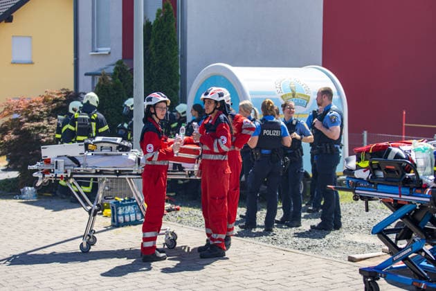 Brand in Mehrfamilienhaus Am 12.07.2026 brannte gegen 13:30 Uhr eine Wohnung in einem Mehrfamilienhaus in der Gutenbergstraße im Flörsheimer Stadtteil Wicker. Sämtliche Bewohner konnten sich rechtzeitig ins Freie retten, verletzt wurde niemand. Das Feuer war gegen 14:35 Uhr weitestgehend gelöscht, es entstand eine starke Rauchentwicklung. Die betroffene Wohnung ist vorerst nicht bewohnbar, die Brandursache blieb zunächst unklar. Der Sachschaden wird von der Polizei im sechsstelligen Bereich geschätzt. Flörsheim am Main Wicker Hessen Deutschland *** Fire in an Apartment Building On July 12, 2026, at around 1:30 p.m., a fire broke out in an apartment in an apartment building on Gutenbergstraße in the Wicker neighborhood of Flörsheim. A