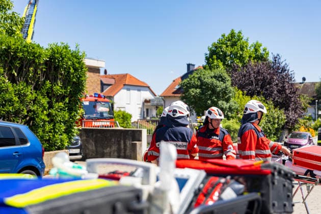 Brand in Mehrfamilienhaus Am 12.07.2026 brannte gegen 13:30 Uhr eine Wohnung in einem Mehrfamilienhaus in der Gutenbergstraße im Flörsheimer Stadtteil Wicker. Sämtliche Bewohner konnten sich rechtzeitig ins Freie retten, verletzt wurde niemand. Das Feuer war gegen 14:35 Uhr weitestgehend gelöscht, es entstand eine starke Rauchentwicklung. Die betroffene Wohnung ist vorerst nicht bewohnbar, die Brandursache blieb zunächst unklar. Der Sachschaden wird von der Polizei im sechsstelligen Bereich geschätzt. Flörsheim am Main Wicker Hessen Deutschland *** Fire in an Apartment Building On July 12, 2026, at around 1:30 p.m., a fire broke out in an apartment in an apartment building on Gutenbergstraße in the Wicker neighborhood of Flörsheim. A