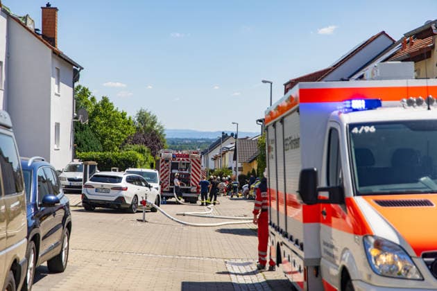 Brand in Mehrfamilienhaus Am 12.07.2026 brannte gegen 13:30 Uhr eine Wohnung in einem Mehrfamilienhaus in der Gutenbergstraße im Flörsheimer Stadtteil Wicker. Sämtliche Bewohner konnten sich rechtzeitig ins Freie retten, verletzt wurde niemand. Das Feuer war gegen 14:35 Uhr weitestgehend gelöscht, es entstand eine starke Rauchentwicklung. Die betroffene Wohnung ist vorerst nicht bewohnbar, die Brandursache blieb zunächst unklar. Der Sachschaden wird von der Polizei im sechsstelligen Bereich geschätzt. Flörsheim am Main Wicker Hessen Deutschland *** Fire in an Apartment Building On July 12, 2026, at around 1:30 p.m., a fire broke out in an apartment in an apartment building on Gutenbergstraße in the Wicker neighborhood of Flörsheim. A