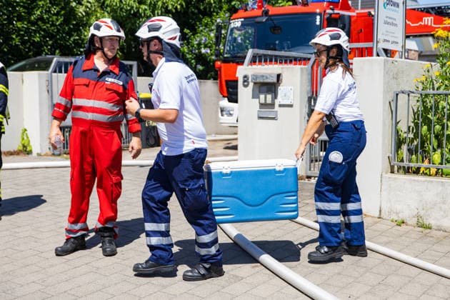 Brand in Mehrfamilienhaus Am 12.07.2026 brannte gegen 13:30 Uhr eine Wohnung in einem Mehrfamilienhaus in der Gutenbergstraße im Flörsheimer Stadtteil Wicker. Sämtliche Bewohner konnten sich rechtzeitig ins Freie retten, verletzt wurde niemand. Das Feuer war gegen 14:35 Uhr weitestgehend gelöscht, es entstand eine starke Rauchentwicklung. Die betroffene Wohnung ist vorerst nicht bewohnbar, die Brandursache blieb zunächst unklar. Der Sachschaden wird von der Polizei im sechsstelligen Bereich geschätzt. Flörsheim am Main Wicker Hessen Deutschland *** Fire in an Apartment Building On July 12, 2026, at around 1:30 p.m., a fire broke out in an apartment in an apartment building on Gutenbergstraße in the Wicker neighborhood of Flörsheim. A