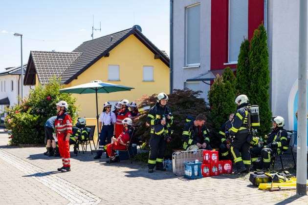 Brand in Mehrfamilienhaus Am 12.07.2026 brannte gegen 13:30 Uhr eine Wohnung in einem Mehrfamilienhaus in der Gutenbergstraße im Flörsheimer Stadtteil Wicker. Sämtliche Bewohner konnten sich rechtzeitig ins Freie retten, verletzt wurde niemand. Das Feuer war gegen 14:35 Uhr weitestgehend gelöscht, es entstand eine starke Rauchentwicklung. Die betroffene Wohnung ist vorerst nicht bewohnbar, die Brandursache blieb zunächst unklar. Der Sachschaden wird von der Polizei im sechsstelligen Bereich geschätzt. Flörsheim am Main Wicker Hessen Deutschland *** Fire in an Apartment Building On July 12, 2026, at around 1:30 p.m., a fire broke out in an apartment in an apartment building on Gutenbergstraße in the Wicker neighborhood of Flörsheim. A