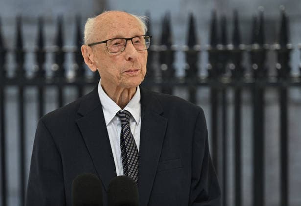 Charles Dreyfus, grandson of A. Dreyfus, and Emmanuel Macron, President of the French Republic, preside over the first National Day of Commemoration marking the recognition of Alfred Dreyfus’s innocence, on the Île de la Cité in Paris, in front of the Court of Cassation, on July 12, 2026. In the presence of elected officials, C. Vautrin, Minister of the Armed Forces, the mayor of Paris, E. Gregoire, and the captain’s grandson, C. Dreyfus, age 99, the head of state delivered a speech, exactly 120 years to the day after the Court of Cassation’s decision to exonerate A. Dreyfus. Christian Liewig Bestimage On July 12, 2026, French President Emmanuel Macron presided over the first National Day of Commemoration recognizing Alfred Dreyfus’s innoc  Copyright: xChristianxLiewigx xBestimagexChristianxLiewigx xBestimagex