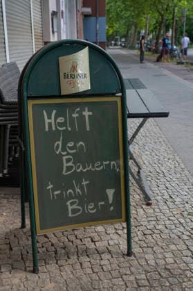 News Bilder des Tages Ein Schild mit der Aufschrift Helft den Bauern, trinkt Bier! vor einer Gaststätte in der Rummelsburger Straße in Berlin-Lichtenberg. *** A sign reading Help the Farmers, Drink Beer in front of a restaurant on Rummelsburger Straße in Berlin-Lichtenberg