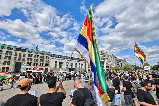 Deutschland, 12.07.2026: Platz der Republik: Gedenken an den 1. Jahrestag der Gewaltverbrechen in Suwaida (Süd-Syrien) gegen Drusen: Demonstranten haben sich vor dem Brandenburger Tor versammelt. *** Germany, July 12, 2026, Platz der Republik: To commemorate the first anniversary of the violent crimes committed against Druze protesters in Suwayda, southern Syria, demonstrators have gathered in front of the Brandenburg Gate Copyright: xdtsxNachrichtenagenturx dts_127597