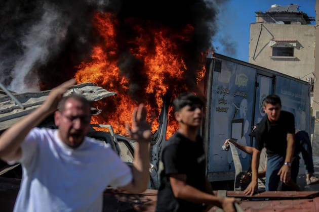 News Bilder des Tages Israeli attacks on Gaza continue in violation of the ceasefire GAZA CITY, GAZA , PALESTINE - JULY 12: Palestinians rush as flame and thick smoke rise from a vehicle and destruction on Al-Sinaa (Industrial) Street in western Gaza City on July 12, 2026, after the Israeli military targeted several buildings using unmanned aerial vehicles (UAVs). The drone-fired missiles caused significant damage and structural ruin across the residential and commercial area. Saeed M. M. T. Jaras Anadolu Gaza City Gaza. Editorial use only. Please get in touch for any other usage.  Copyright: x2026xAnadoluxSaeedxM.xM.xT.xJarasx