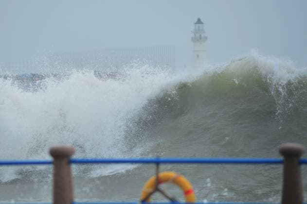 China Typhoon Bavi Huge tide caused by approaching Typhoon Bavi hits the sea shore in Qingdao in eastern China s Shandong province, Sunday, July 12, 2026., Credit:WANG HAIBIN Utuku Feature China Avalon CHINA, SHANDONG, QINGDAO  Copyright: xWANGxHAIBINx xUtuku FeaturexChinax xAvalonx 1116140161