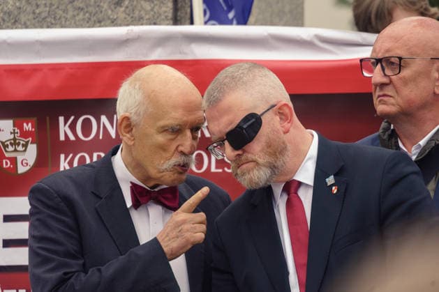 The Vohynian march organized by the Confederation of the Polish Crown. Janusz Korwin-Mikke explains something to Grzegorz Braun. Warsaw Poland Copyright: xMikolajxJaneczekx