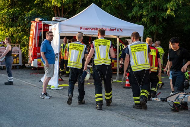Waldbrand breitet sich schnell aus - Zahlreiche Feuerwehren im Einsatz - Flughafen Frankfurt in der Nähe Am Sonntagnachmittag, 12.07.2026, wurde die Feuerwehr Mörfelden-Walldorf unweit des Flughafen Frankfurt zu einem Waldbrand alarmiert. Die Flammen breiteten sich rasend schnell aus und erreichten auch die Baumwipfel. Betroffen war eine Fläche von 40.000 Quadratmetern, auf der es insgesamt fünf Brandstellen unterschiedlicher Größe gab. Feuerwehren aus der gesamten Umgebung wurden zur Unterstützung zusammengezogen. Am Abend konnte die Ausbreitung gestoppt werden. Einige Bereiche konnte nicht betreten werden, da hier noch alte Munition im Boden vermutet wird. Die Löscharbeiten der Feuerwehr dauerten noch bis tief in die Nacht. Mörfe