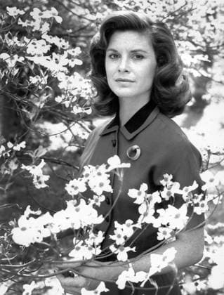 Stephanie Zimbalist, Half-length Publicity Portrait for the Hallmark Hall of Fame TV Movie, Caroline? , CBS-TV, 1990  Copyright: xABxArchivesx jtv013682