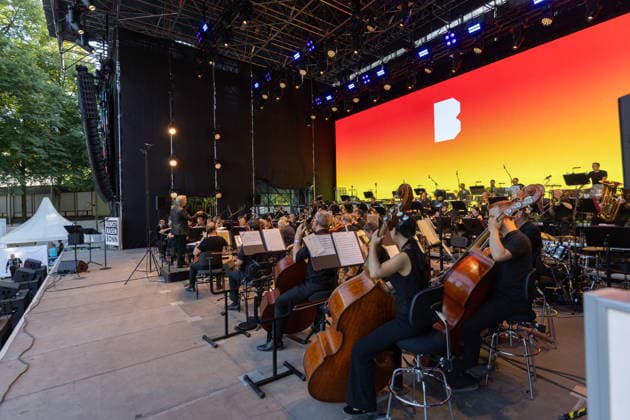 Klassik!Picknick mit dem Beethoven Orchester auf dem Kunst!Rasen Bonn Das Beethoven Orchester Bonn unter der Leitung von Generalmusikdirektor Dirk KAFTAN beim Open-Air-Konzert KLASSIK!PICKNICK auf dem Kunst!Rasen Bonn-Gronau. Das Sommerprogramm steht unter dem Motto Fußball - passend zur WM 2026. Die Konzertreihe findet am Rande der Rheinaue am Bonner Rheinufer statt. Bonn Gronau Nordrhein-Westfalen Deutschland *** Classical Picnic with the Beethoven Orchestra at the Kunst Rasen Bonn The Beethoven Orchestra Bonn, conducted by General Music Director Dirk KAFTAN, at the open-air concert CLASSICAL PICNIC at the Kunst Rasen Bonn in Gronau. The summer program’s theme is soccer, in keeping with the 2026 World Cup. The concert series takes plac Copyright: xMarcxJohnx