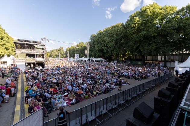 Klassik!Picknick mit dem Beethoven Orchester auf dem Kunst!Rasen Bonn Das Beethoven Orchester Bonn unter der Leitung von Generalmusikdirektor Dirk KAFTAN beim Open-Air-Konzert KLASSIK!PICKNICK auf dem Kunst!Rasen Bonn-Gronau. Das Sommerprogramm steht unter dem Motto Fußball - passend zur WM 2026. Die Konzertreihe findet am Rande der Rheinaue am Bonner Rheinufer statt. Bonn Gronau Nordrhein-Westfalen Deutschland *** Classical Picnic with the Beethoven Orchestra at the Kunst Rasen Bonn The Beethoven Orchestra Bonn, conducted by General Music Director Dirk KAFTAN, at the open-air concert CLASSICAL PICNIC at the Kunst Rasen Bonn in Gronau. The summer program’s theme is soccer, in keeping with the 2026 World Cup. The concert series takes plac Copyright: xMarcxJohnx