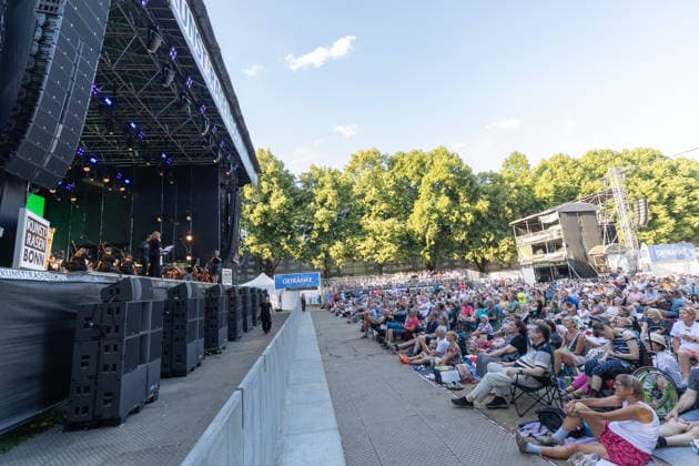 Klassik!Picknick mit dem Beethoven Orchester auf dem Kunst!Rasen Bonn Das Beethoven Orchester Bonn unter der Leitung von Generalmusikdirektor Dirk KAFTAN beim Open-Air-Konzert KLASSIK!PICKNICK auf dem Kunst!Rasen Bonn-Gronau. Das Sommerprogramm steht unter dem Motto Fußball - passend zur WM 2026. Die Konzertreihe findet am Rande der Rheinaue am Bonner Rheinufer statt. Bonn Gronau Nordrhein-Westfalen Deutschland *** Classical Picnic with the Beethoven Orchestra at the Kunst Rasen Bonn The Beethoven Orchestra Bonn, conducted by General Music Director Dirk KAFTAN, at the open-air concert CLASSICAL PICNIC at the Kunst Rasen Bonn in Gronau. The summer program’s theme is soccer, in keeping with the 2026 World Cup. The concert series takes plac Copyright: xMarcxJohnx