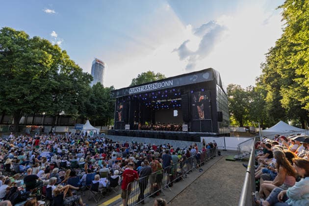 Klassik!Picknick mit dem Beethoven Orchester auf dem Kunst!Rasen Bonn Das Beethoven Orchester Bonn unter der Leitung von Generalmusikdirektor Dirk KAFTAN beim Open-Air-Konzert KLASSIK!PICKNICK auf dem Kunst!Rasen Bonn-Gronau. Das Sommerprogramm steht unter dem Motto Fußball - passend zur WM 2026. Die Konzertreihe findet am Rande der Rheinaue am Bonner Rheinufer statt. Bonn Gronau Nordrhein-Westfalen Deutschland *** Classical Picnic with the Beethoven Orchestra at the Kunst Rasen Bonn The Beethoven Orchestra Bonn, conducted by General Music Director Dirk KAFTAN, at the open-air concert CLASSICAL PICNIC at the Kunst Rasen Bonn in Gronau. The summer program’s theme is soccer, in keeping with the 2026 World Cup. The concert series takes plac Copyright: xMarcxJohnx
