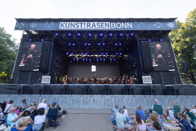 Klassik!Picknick mit dem Beethoven Orchester auf dem Kunst!Rasen Bonn Das Beethoven Orchester Bonn unter der Leitung von Generalmusikdirektor Dirk KAFTAN beim Open-Air-Konzert KLASSIK!PICKNICK auf dem Kunst!Rasen Bonn-Gronau. Das Sommerprogramm steht unter dem Motto Fußball - passend zur WM 2026. Die Konzertreihe findet am Rande der Rheinaue am Bonner Rheinufer statt. Bonn Gronau Nordrhein-Westfalen Deutschland *** Classical Picnic with the Beethoven Orchestra at the Kunst Rasen Bonn The Beethoven Orchestra Bonn, conducted by General Music Director Dirk KAFTAN, at the open-air concert CLASSICAL PICNIC at the Kunst Rasen Bonn in Gronau. The summer program’s theme is soccer, in keeping with the 2026 World Cup. The concert series takes plac Copyright: xMarcxJohnx