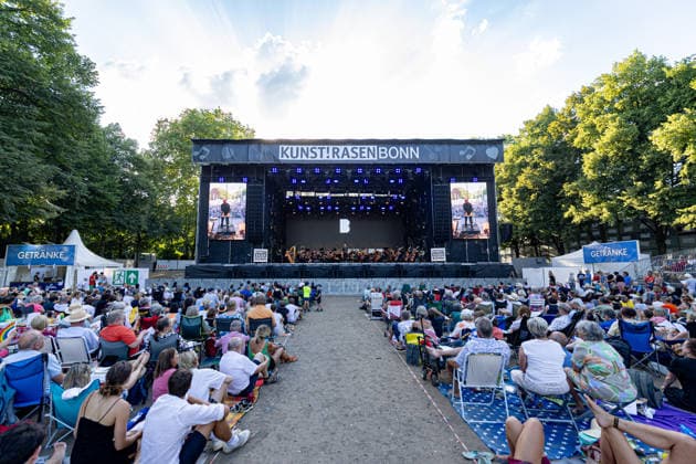 Klassik!Picknick mit dem Beethoven Orchester auf dem Kunst!Rasen Bonn Das Beethoven Orchester Bonn unter der Leitung von Generalmusikdirektor Dirk KAFTAN beim Open-Air-Konzert KLASSIK!PICKNICK auf dem Kunst!Rasen Bonn-Gronau. Das Sommerprogramm steht unter dem Motto Fußball - passend zur WM 2026. Die Konzertreihe findet am Rande der Rheinaue am Bonner Rheinufer statt. Bonn Gronau Nordrhein-Westfalen Deutschland *** Classical Picnic with the Beethoven Orchestra at the Kunst Rasen Bonn The Beethoven Orchestra Bonn, conducted by General Music Director Dirk KAFTAN, at the open-air concert CLASSICAL PICNIC at the Kunst Rasen Bonn in Gronau. The summer program’s theme is soccer, in keeping with the 2026 World Cup. The concert series takes plac Copyright: xMarcxJohnx
