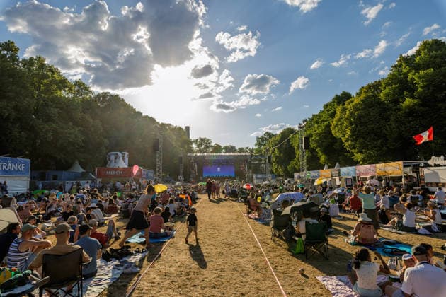 Klassik!Picknick mit dem Beethoven Orchester auf dem Kunst!Rasen Bonn Das Beethoven Orchester Bonn unter der Leitung von Generalmusikdirektor Dirk KAFTAN beim Open-Air-Konzert KLASSIK!PICKNICK auf dem Kunst!Rasen Bonn-Gronau. Das Sommerprogramm steht unter dem Motto Fußball - passend zur WM 2026. Die Konzertreihe findet am Rande der Rheinaue am Bonner Rheinufer statt. Bonn Gronau Nordrhein-Westfalen Deutschland *** Classical Picnic with the Beethoven Orchestra at the Kunst Rasen Bonn The Beethoven Orchestra Bonn, conducted by General Music Director Dirk KAFTAN, at the open-air concert CLASSICAL PICNIC at the Kunst Rasen Bonn in Gronau. The summer program’s theme is soccer, in keeping with the 2026 World Cup. The concert series takes plac Copyright: xMarcxJohnx