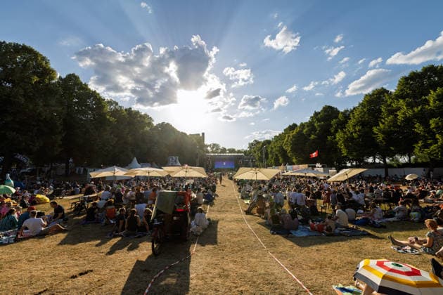 Klassik!Picknick mit dem Beethoven Orchester auf dem Kunst!Rasen Bonn Das Beethoven Orchester Bonn unter der Leitung von Generalmusikdirektor Dirk KAFTAN beim Open-Air-Konzert KLASSIK!PICKNICK auf dem Kunst!Rasen Bonn-Gronau. Das Sommerprogramm steht unter dem Motto Fußball - passend zur WM 2026. Die Konzertreihe findet am Rande der Rheinaue am Bonner Rheinufer statt. Bonn Gronau Nordrhein-Westfalen Deutschland *** Classical Picnic with the Beethoven Orchestra at the Kunst Rasen Bonn The Beethoven Orchestra Bonn, conducted by General Music Director Dirk KAFTAN, at the open-air concert CLASSICAL PICNIC at the Kunst Rasen Bonn in Gronau. The summer program’s theme is soccer, in keeping with the 2026 World Cup. The concert series takes plac Copyright: xMarcxJohnx