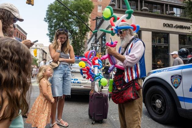 RECORD DATE NOT STATED People celebrate Bastille Day in New York (NEW) People celebrate Bastille Day in New York. July 12, 2026, New York, New York, USA: A man makes balloon animals during the annual Bastille Day celebration on Madison Avenue, on July 12, 2026 in New York City. (Credit: M10s TheNews2)(Foto: M10S Thenews2 imago images) People celebrate Bastille Day in New York  Copyright: xM10sx