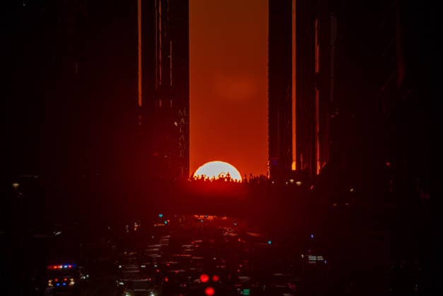 New Yorkers watch final Manhattanhenge of 2026 NEW YORK CITY, UNITED STATES - JULY 12: The setting sun aligns with 42nd Street during the final Manhattanhenge event of 2026, creating a golden corridor between Manhattan s skyscrapers in New York, United States on July 12, 2026. The biannual celestial phenomenon drew photographers, residents, and visitors to witness the sunset perfectly framed along the iconic east-west street. Lokman Vural Elibol Anadolu New York United States. Editorial use only. Please get in touch for any other usage.  Copyright: x2026xAnadoluxLokmanxVuralxElibolx