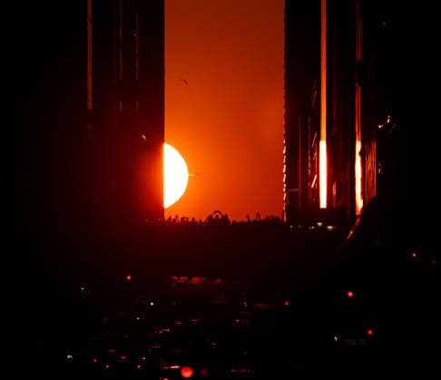 New Yorkers watch final Manhattanhenge of 2026 NEW YORK CITY, UNITED STATES - JULY 12: The setting sun aligns with 42nd Street during the final Manhattanhenge event of 2026, creating a golden corridor between Manhattan s skyscrapers in New York, United States on July 12, 2026. The biannual celestial phenomenon drew photographers, residents, and visitors to witness the sunset perfectly framed along the iconic east-west street. Lokman Vural Elibol Anadolu New York United States. Editorial use only. Please get in touch for any other usage.  Copyright: x2026xAnadoluxLokmanxVuralxElibolx