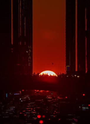 New Yorkers watch final Manhattanhenge of 2026 NEW YORK CITY, UNITED STATES - JULY 12: The setting sun aligns with 42nd Street during the final Manhattanhenge event of 2026, creating a golden corridor between Manhattan s skyscrapers in New York, United States on July 12, 2026. The biannual celestial phenomenon drew photographers, residents, and visitors to witness the sunset perfectly framed along the iconic east-west street. Lokman Vural Elibol Anadolu New York United States. Editorial use only. Please get in touch for any other usage.  Copyright: x2026xAnadoluxLokmanxVuralxElibolx