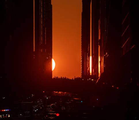 New Yorkers watch final Manhattanhenge of 2026 NEW YORK CITY, UNITED STATES - JULY 12: The setting sun aligns with 42nd Street during the final Manhattanhenge event of 2026, creating a golden corridor between Manhattan s skyscrapers in New York, United States on July 12, 2026. The biannual celestial phenomenon drew photographers, residents, and visitors to witness the sunset perfectly framed along the iconic east-west street. Lokman Vural Elibol Anadolu New York United States. Editorial use only. Please get in touch for any other usage.  Copyright: x2026xAnadoluxLokmanxVuralxElibolx