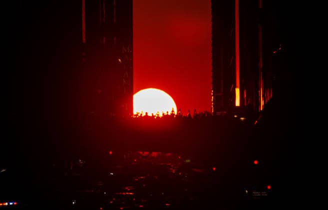 New Yorkers watch final Manhattanhenge of 2026 NEW YORK CITY, UNITED STATES - JULY 12: The setting sun aligns with 42nd Street during the final Manhattanhenge event of 2026, creating a golden corridor between Manhattan s skyscrapers in New York, United States on July 12, 2026. The biannual celestial phenomenon drew photographers, residents, and visitors to witness the sunset perfectly framed along the iconic east-west street. Lokman Vural Elibol Anadolu New York United States. Editorial use only. Please get in touch for any other usage.  Copyright: x2026xAnadoluxLokmanxVuralxElibolx