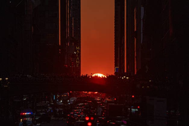 New Yorkers watch final Manhattanhenge of 2026 NEW YORK CITY, UNITED STATES - JULY 12: The setting sun aligns with 42nd Street during the final Manhattanhenge event of 2026, creating a golden corridor between Manhattan s skyscrapers in New York, United States on July 12, 2026. The biannual celestial phenomenon drew photographers, residents, and visitors to witness the sunset perfectly framed along the iconic east-west street. Lokman Vural Elibol Anadolu New York United States. Editorial use only. Please get in touch for any other usage.  Copyright: x2026xAnadoluxLokmanxVuralxElibolx