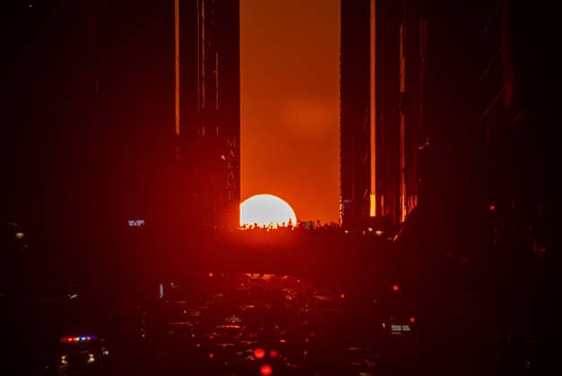 New Yorkers watch final Manhattanhenge of 2026 NEW YORK CITY, UNITED STATES - JULY 12: The setting sun aligns with 42nd Street during the final Manhattanhenge event of 2026, creating a golden corridor between Manhattan s skyscrapers in New York, United States on July 12, 2026. The biannual celestial phenomenon drew photographers, residents, and visitors to witness the sunset perfectly framed along the iconic east-west street. Lokman Vural Elibol Anadolu New York United States. Editorial use only. Please get in touch for any other usage.  Copyright: x2026xAnadoluxLokmanxVuralxElibolx