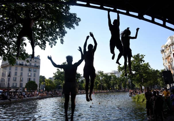 Heatwave Hits at Canal Saint-Martin - Paris Tourists and parisians cool themselves at Canal Saint-Martin as a Heatwave hits in Paris, 40?C expected towards temperature records in France on July 12, 2026. Photo by Alain Apaydin ABACAPRESS.COM Paris France  Copyright: xApaydinxAlain ABACAx