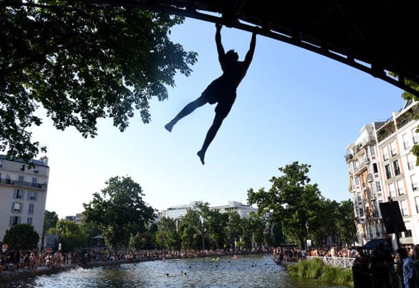 Heatwave Hits at Canal Saint-Martin - Paris Tourists and parisians cool themselves at Canal Saint-Martin as a Heatwave hits in Paris, 40?C expected towards temperature records in France on July 12, 2026. Photo by Alain Apaydin ABACAPRESS.COM Paris France  Copyright: xApaydinxAlain ABACAx