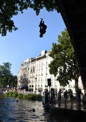 Heatwave Hits at Canal Saint-Martin - Paris Tourists and parisians cool themselves at Canal Saint-Martin as a Heatwave hits in Paris, 40°C expected towards temperature records in France on July 12, 2026. Photo by Alain Apaydin ABACAPRESS.COM Paris France  Copyright: xApaydinxAlain ABACAx
