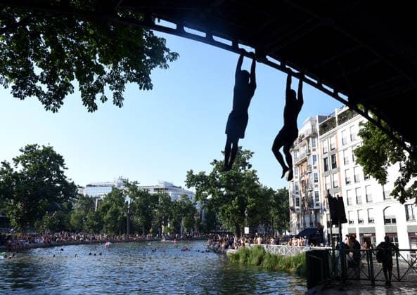 Heatwave Hits at Canal Saint-Martin - Paris Tourists and parisians cool themselves at Canal Saint-Martin as a Heatwave hits in Paris, 40?C expected towards temperature records in France on July 12, 2026. Photo by Alain Apaydin ABACAPRESS.COM Paris France  Copyright: xApaydinxAlain ABACAx