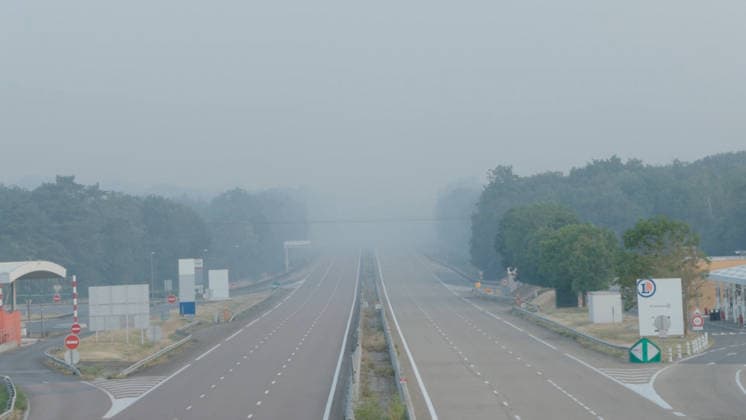 Firefighters Battle Exceptional Wildfire In Fontainebleau Forest - Le Vaudoue A view of the A6 motorway blanketed in smoke from the Fontainebleau Forest wildfires in Le Vaudoue, Seine-et-Marne, France on July 13, 2026, as more than 370 firefighters and 130 vehicles from the SDIS77 fire service work to contain multiple blazes described as very virulent, with two water-bombing aircraft dispatched as reinforcements from southern France and several road diversions put in place on the A6 motorway. Photo by CLPress ABACAPRESS.COM Le Vaudoue France  Copyright: xCLPRESS ABACAx