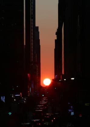 (260713) -- NEW YORK, July 13, 2026 -- This photo taken on July 12, 2026 shows the Manhattanhenge in Manhattan of New York, the United States. The Manhattanhenge refers to the twice-a-year circumstance during which the setting sun aligns precisely with the east-west streets of Manhattan. ) U.S.-NEW YORK-MANHATTANHENGE ZhangxFengguo 